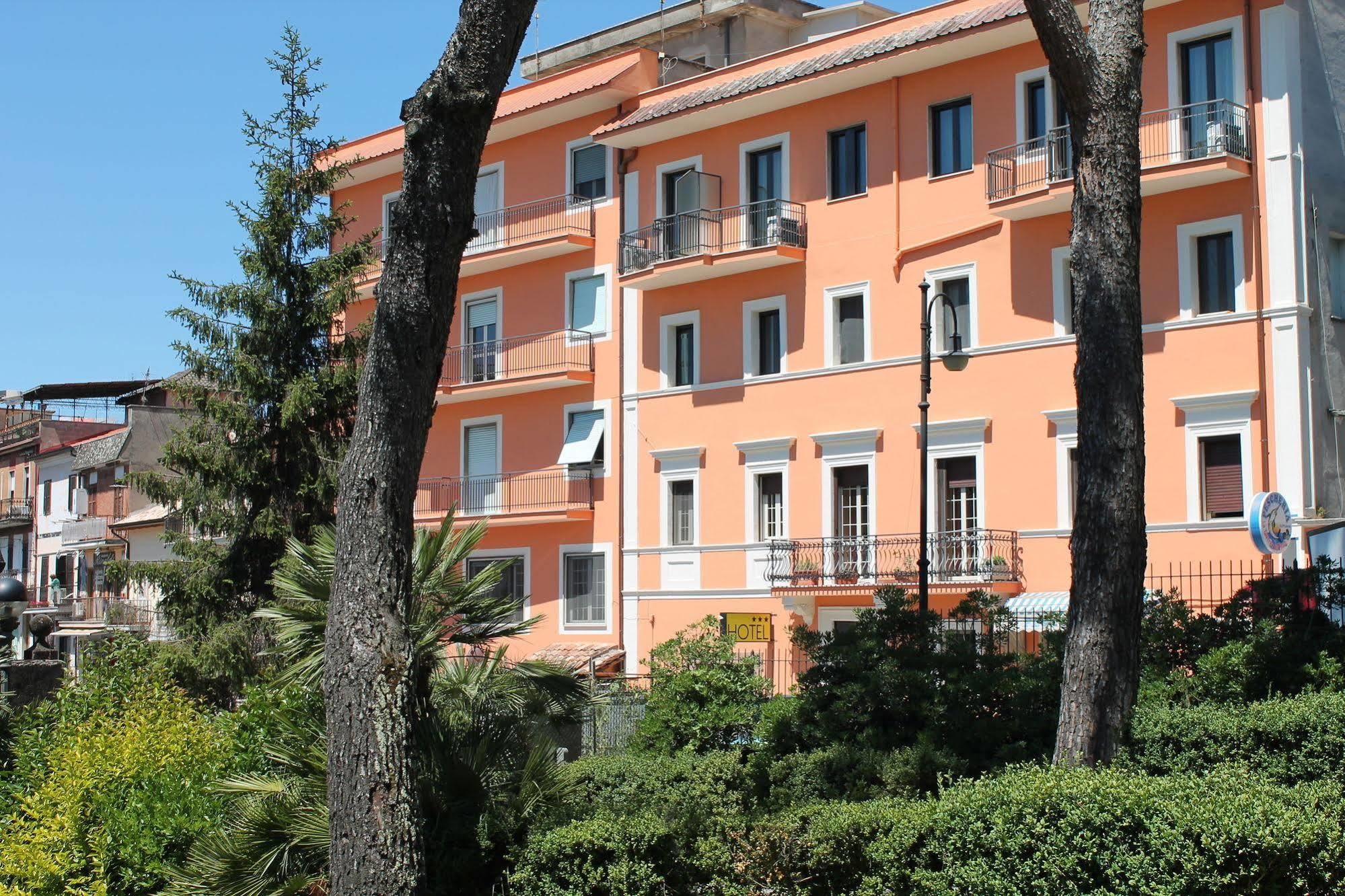Hotel La Villa Ceccano ภายนอก รูปภาพ