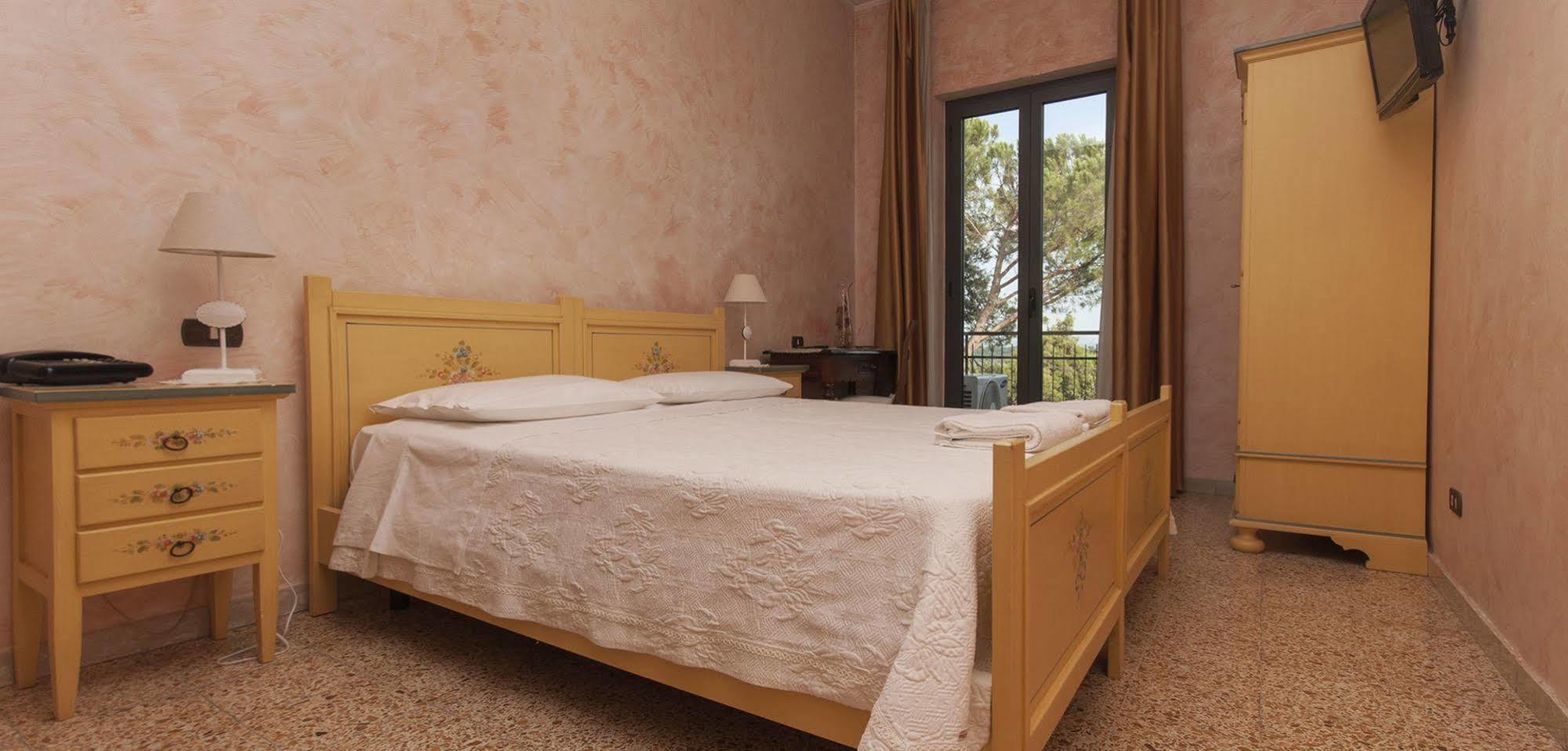 Hotel La Villa Ceccano ภายนอก รูปภาพ